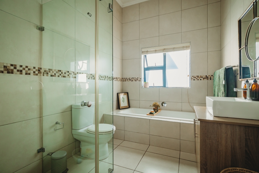 4 Bedroom Property for Sale in Kraaibosch Manor Western Cape